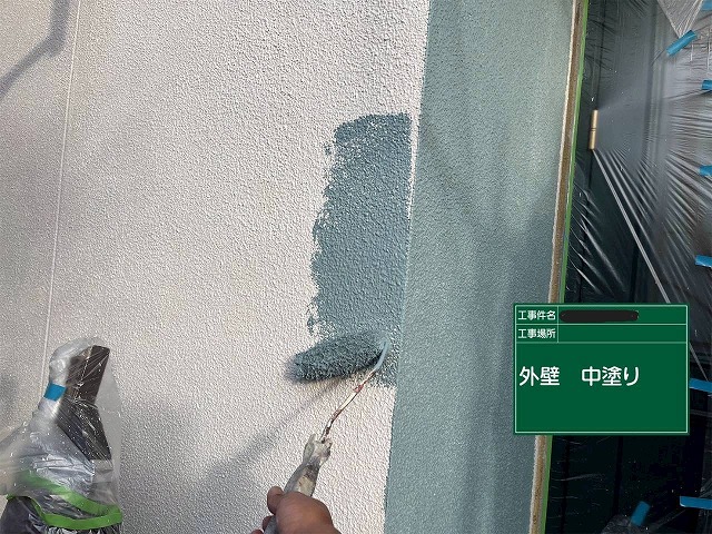 高砂市　外壁中塗り作業